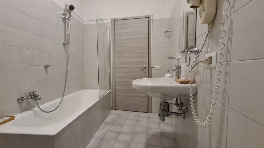 Bathroom 4, Il Sole Bergamo, Bergamo