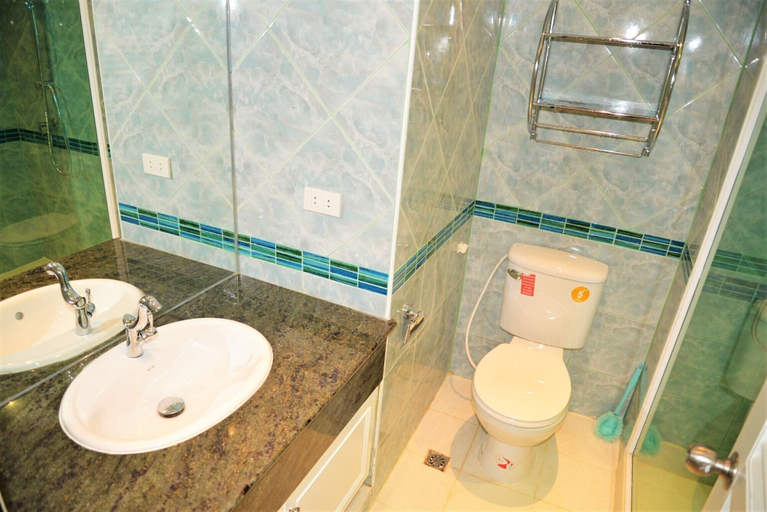 Bathroom, Sleek 1 bed Condo Jomtien, Pattaya