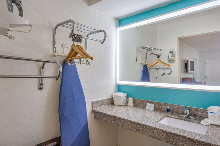 Bathroom 5, Rodeway Inn Port Richey North, Pasco