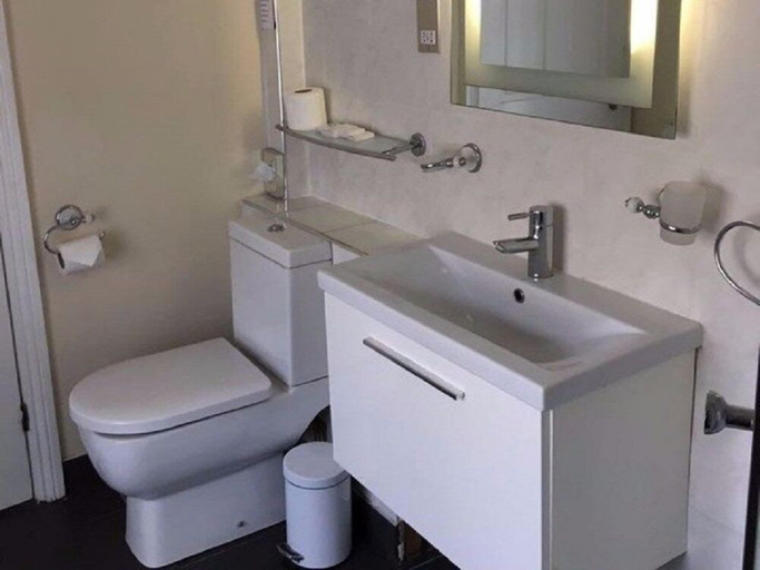 Bathroom 3, The Swan Inn, Gloucestershire