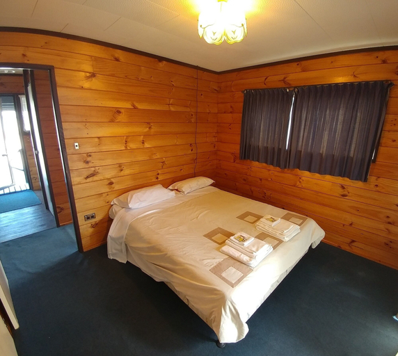 Bedroom 2, Pineacres Motel and Park, Waimakariri