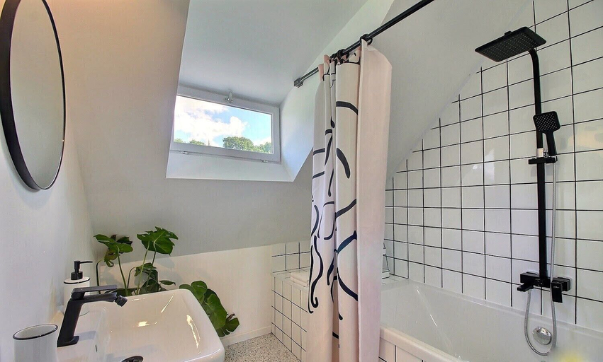 Bathroom 3, Artefact, Côtes-d'Armor