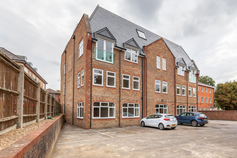Exterior & Views, Roomspace Apartments -Swan House, Surrey