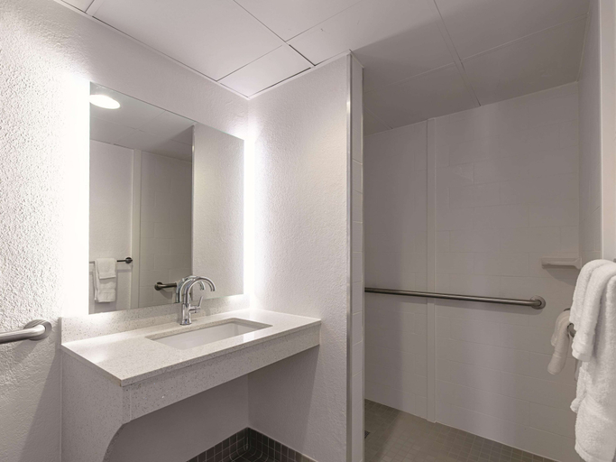 Bathroom 4, Baymont by Wyndham White Plains - Elmsford, Westchester
