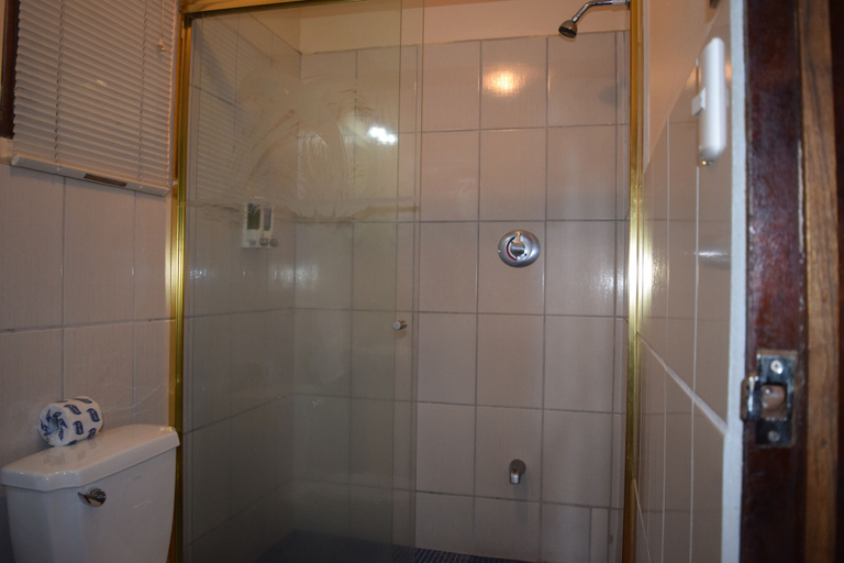 Bathroom 5, Hotel Las Tres Banderas, Aguirre