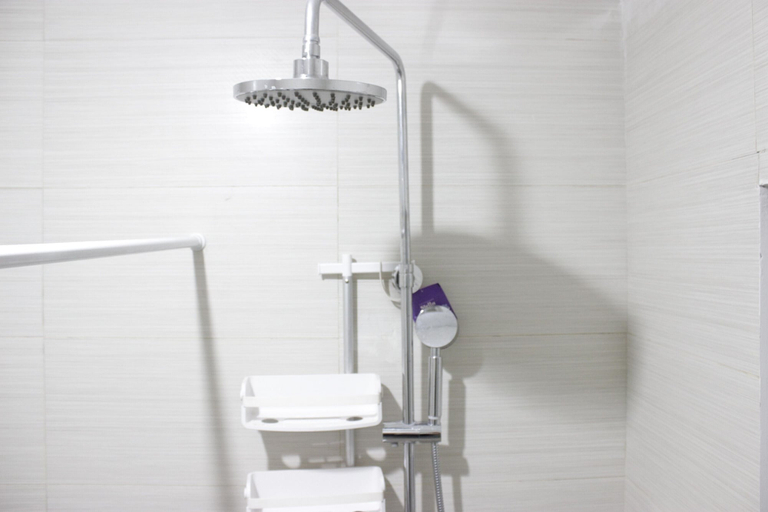 Bathroom 5, Deluxe & Cozy 3BR at Gateway Pasteur Apartment By Travelio, Bandung