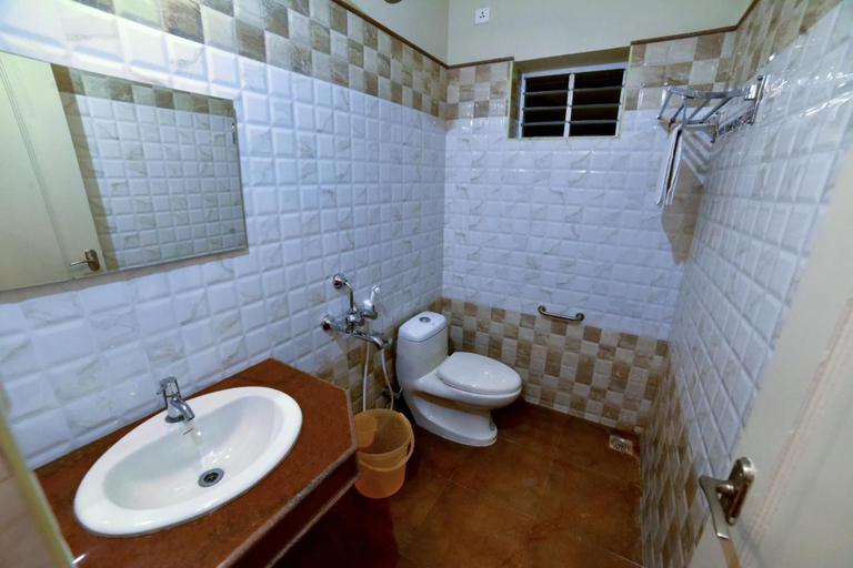 Bathroom 4, Hotel Vashanth Krishna, Kanniyakumari