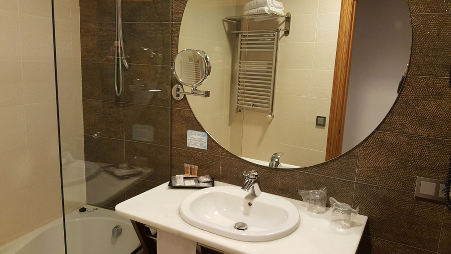 Bathroom 5, Cumbria Spa & Hotel, Ciudad Real