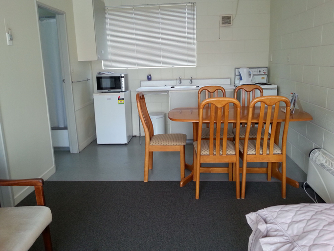 Others 5, Claudelands Motel, Hamilton