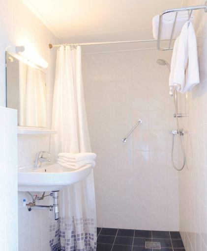 Bathroom 3, Hotel De Burg, Veere