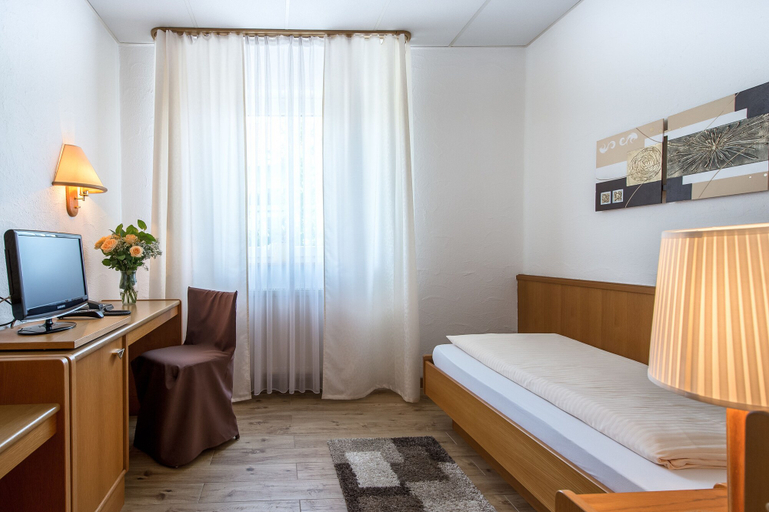 Bedroom 2, Hotel Restaurant Schwyzerhuesli, Bergstraße