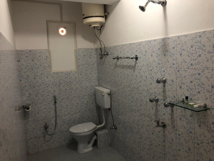 Bathroom 4, Hotel Flora Fountain, Mumbai City