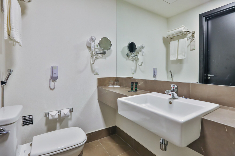 Bathroom 4, Wyndham Garden Ribeirao Preto Convention, Ribeirao Preto