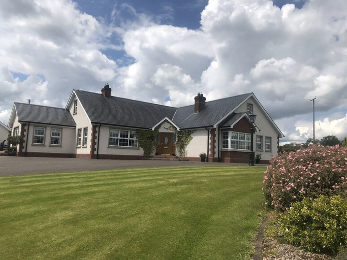 Exterior & Views 2, Dungannon 2 Bed Bungalow - Sleeps 5 - Pet Friendly, Mid Ulster