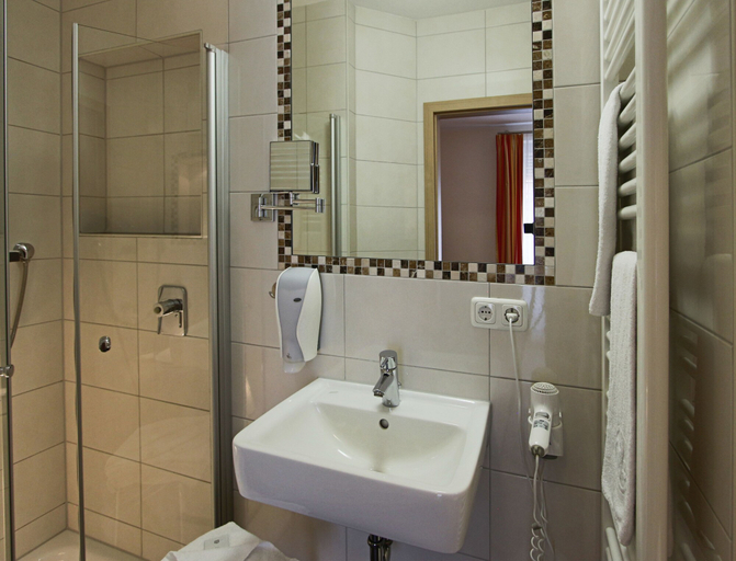 Bathroom 5, Gästehaus Zehmerhof, Erding