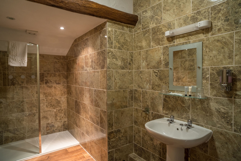 Bathroom 3, The Peak Hotel, Derbyshire
