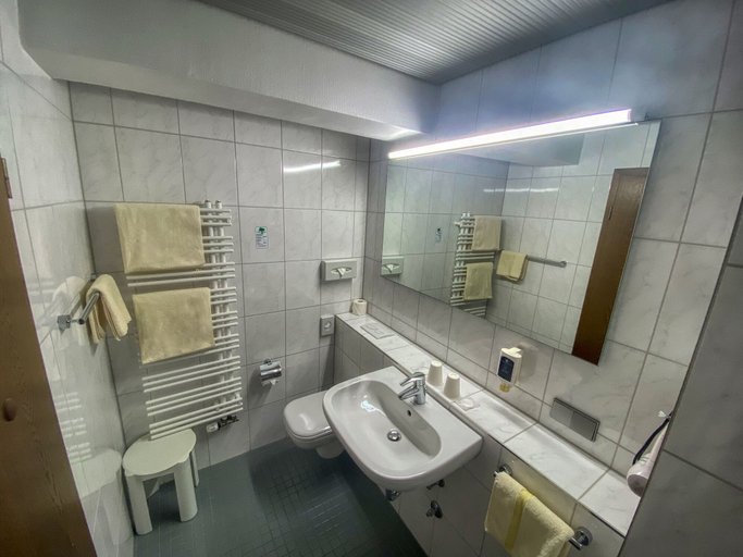 Bathroom 5, City Partner Hotel Berliner Hof, Karlsruhe