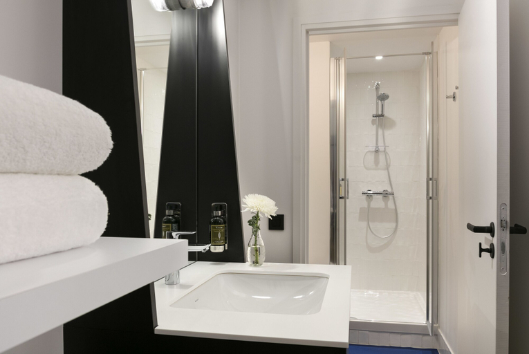 Bathroom 4, Oh La La! Hotel bar - Paris Bastille, Paris