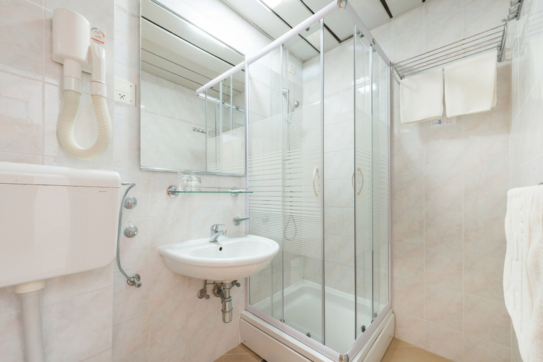 Bathroom 4, Hotel Splendid, Dubrovnik