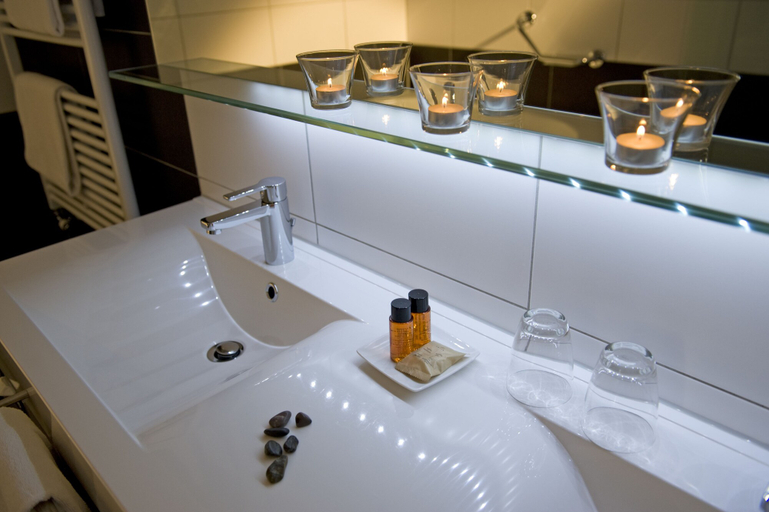 Bathroom 4, Hotel Quellenhof Leukerbad, Leuk