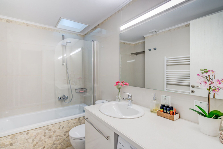 Bathroom 2, Grande Casa 1926, Crete