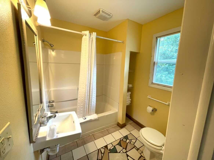 Bathroom 4, Geneva Hotel & Tiki Bar, Rutherford