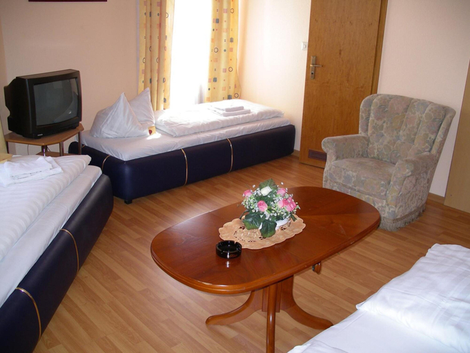 Bedroom 4, Hotel garni Djaran, Offenbach am Main