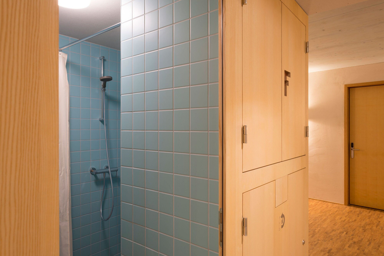 Bathroom, Youth Hostel Saanen-Gstaad, Saanen