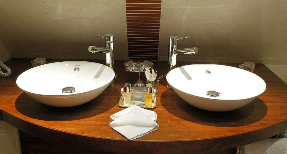 Bathroom 4, Clos La Boetie, Dordogne