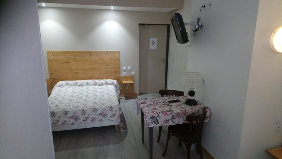 Bedroom 4, Hôtel de la Poste, Jura