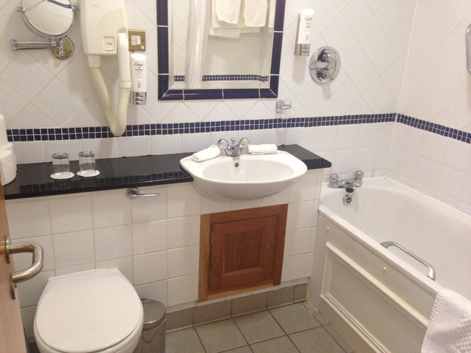 Bathroom 4, Kilford Arms Hotel