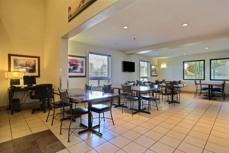 Food & Drinks 5, Super 8 by Wyndham Trois-Rivieres, Francheville