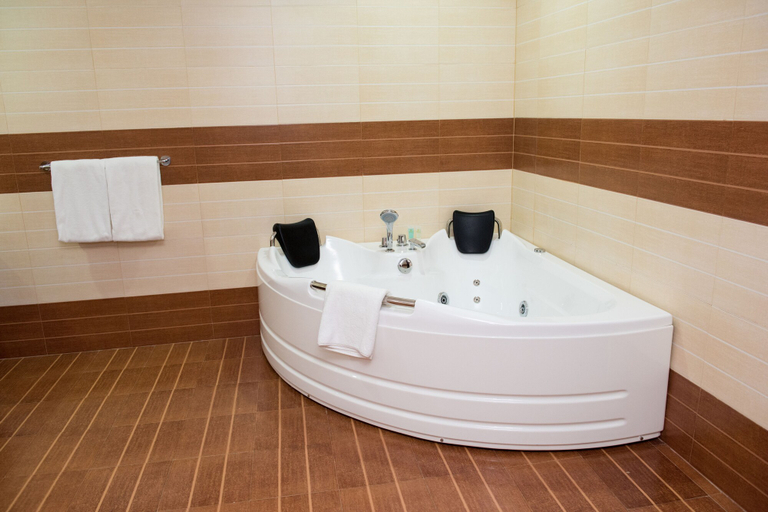 Bathroom 3, Crossroads Hotel Blantyre, Blantyre City