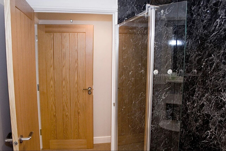 Bathroom 4, The Wheatsheaf, Northamptonshire