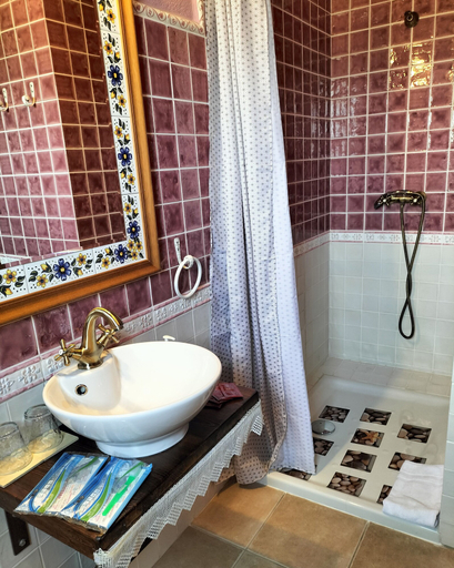 Bathroom 4, La Contrada, Teruel