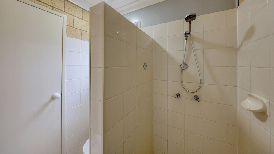 Bathroom 5, Jacaranda Country Motel, Balonne