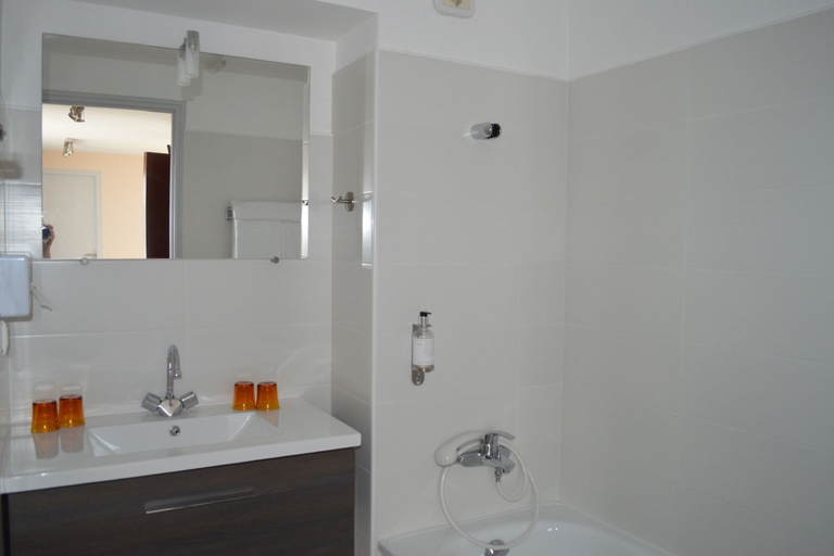 Bathroom, Hotel l'Oceane, Charente-Maritime
