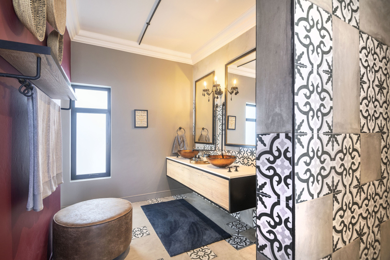 Bathroom 4, Etosha King Nehale, Omuthiyagwipundi
