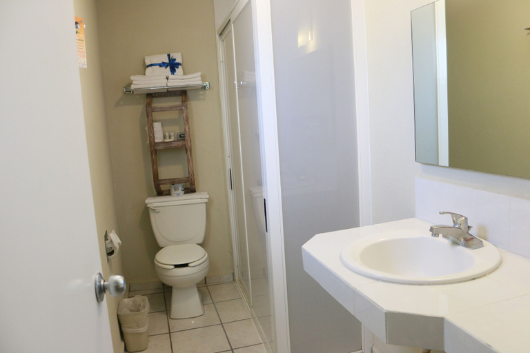 Bathroom 4, Howard Johnson Leon Avenida, León