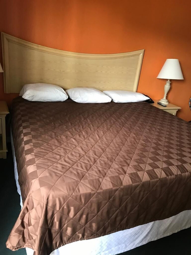 Bedroom 2, Budget Inn, Ochiltree