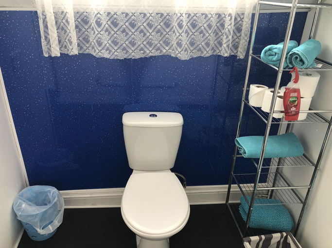 Bathroom 3, The Butterfly Hotel - Group Weekends, Blackpool