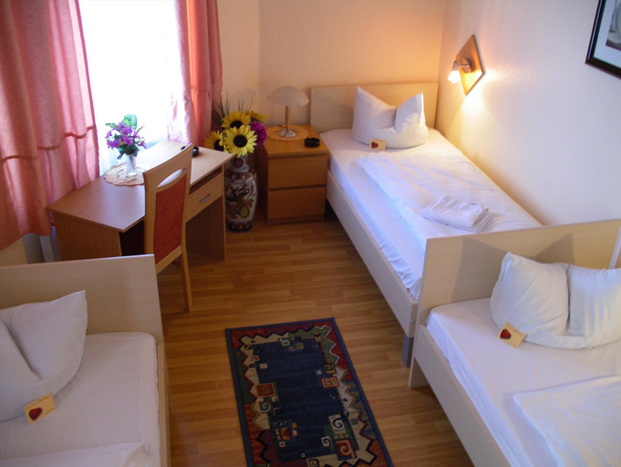 Bedroom 3, Hotel garni Djaran, Offenbach am Main