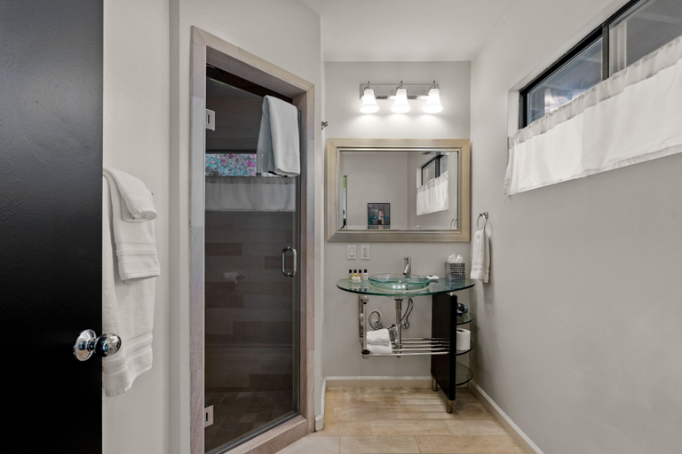 Bathroom 3, Cheetah Hotel, Riverside