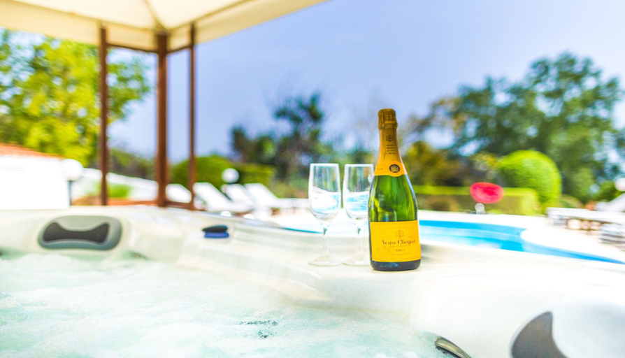 Food & Drinks, Villa Neptune