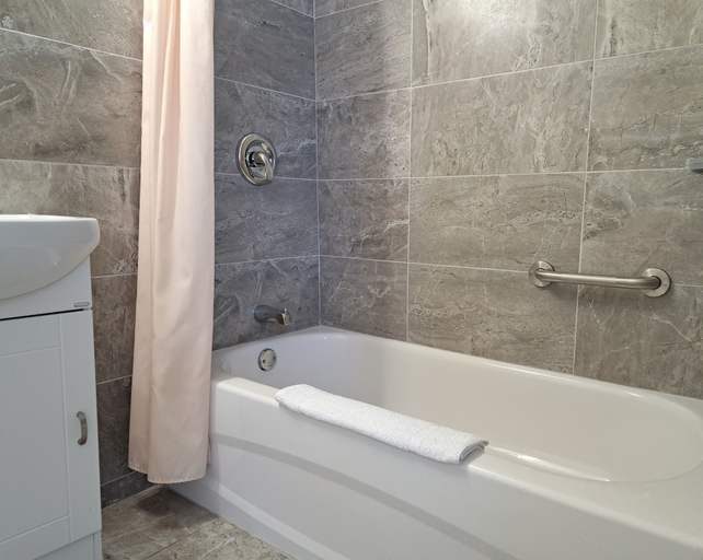 Bathroom 4, Motel Bonsoir, Joliette