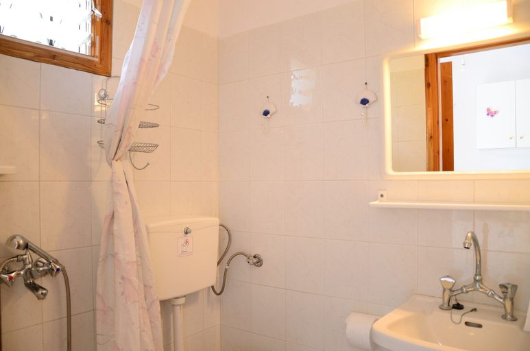 Bathroom 4, Mare Blu, Epirus
