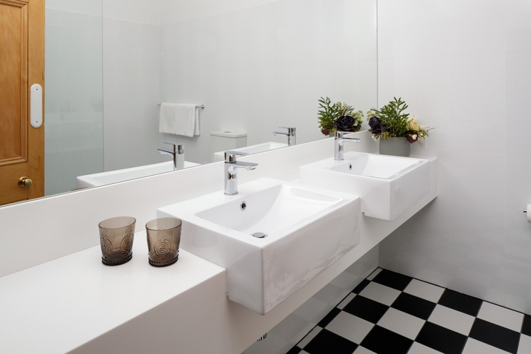 Bathroom 5, Rydges Hobart, Hobart