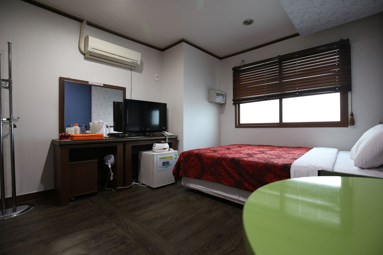 Bedroom 5, R.I Spa Hotel, Chungju