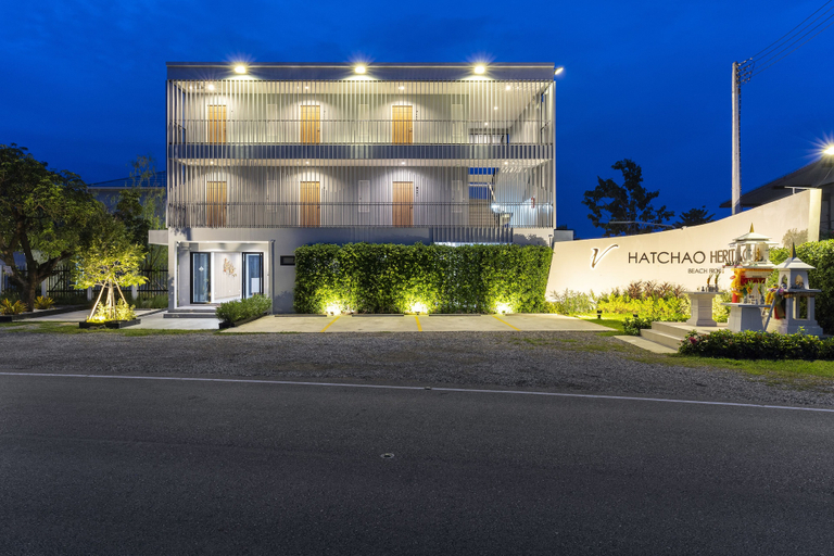Exterior & Views