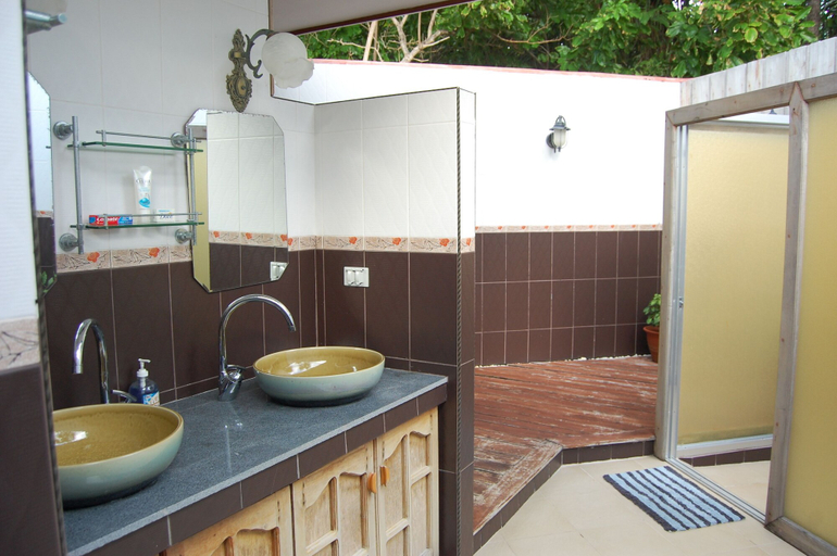 Bathroom 4, Arena Island Resort, Narra